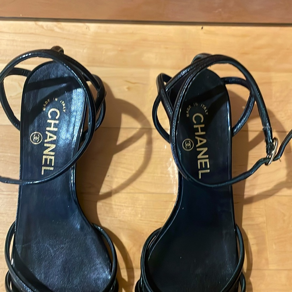 CHANEL Black MATELASSE Patent Leather COCO Mark Sandal, Size 39.5 UK, 9.5 US - Picture 2 of 8